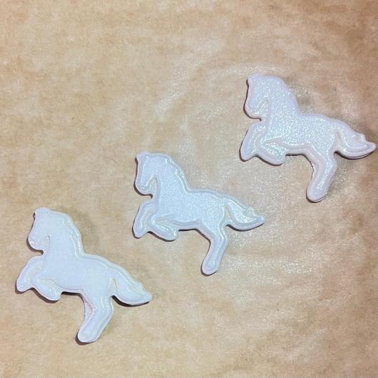 Фигурка из шоколадной глазури Лошадки жемчуг 4см (3шт)